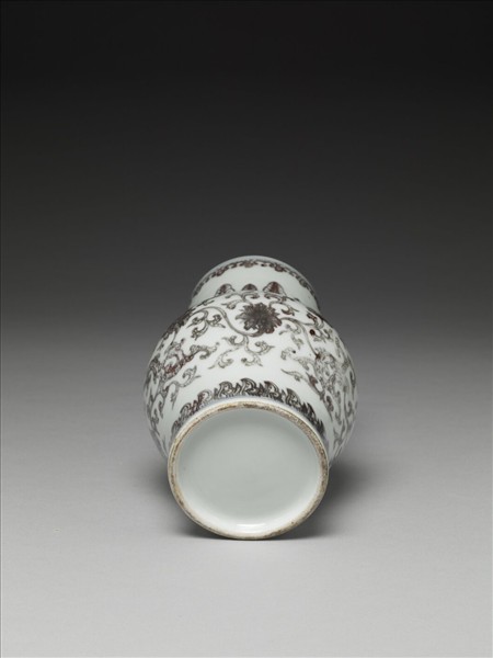 釉裏紅番蓮紋瓶