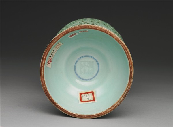 綠彩雲龍紋冠架