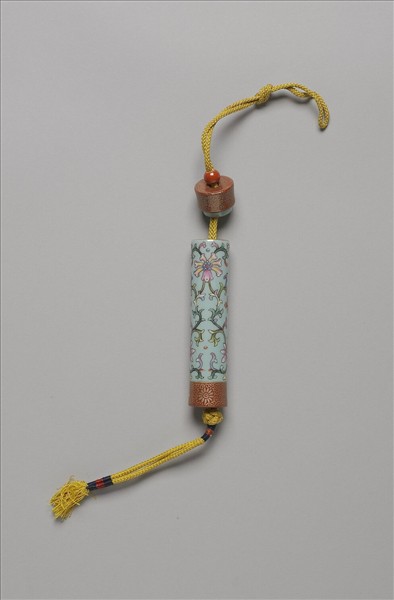 粉彩藍地番蓮紋牙籤筒