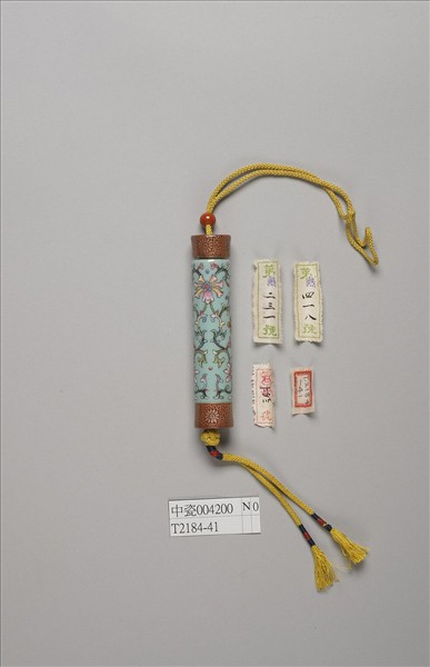 粉彩藍地番蓮紋牙籤筒