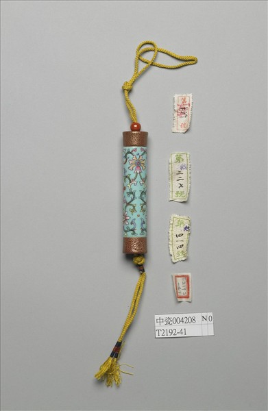 粉彩藍地番蓮紋牙籤筒