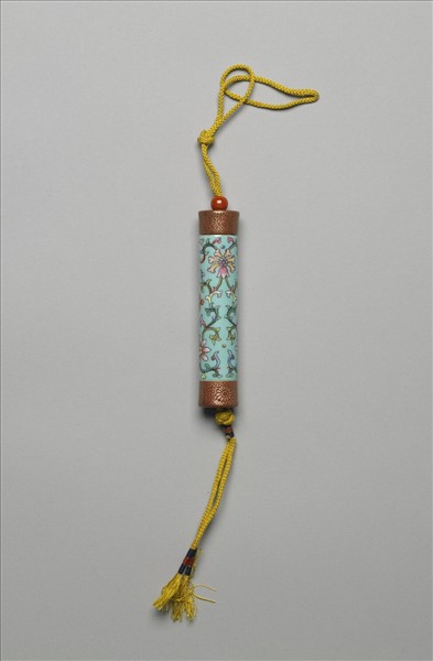 粉彩藍地番蓮紋牙籤筒