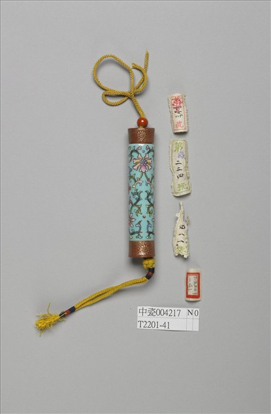 粉彩藍地番蓮紋牙籤筒