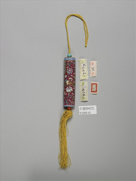 粉彩紅地番蓮紋牙籤筒