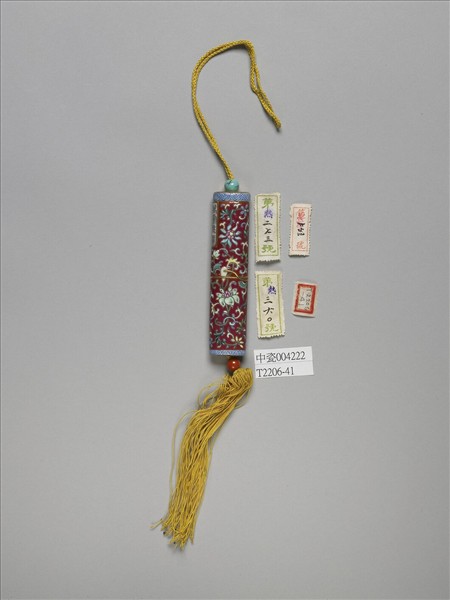 粉彩紅地番蓮紋牙籤筒