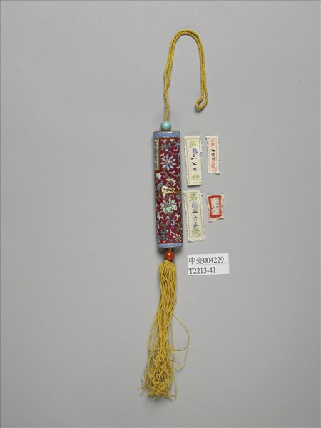 粉彩紅地番蓮紋牙籤筒