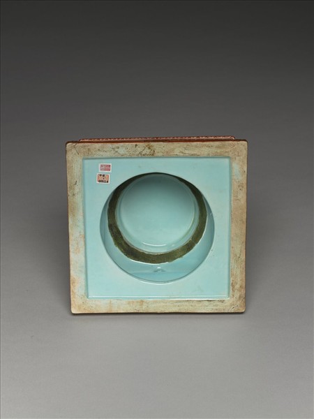 粉彩黃地花卉紋塔形龕