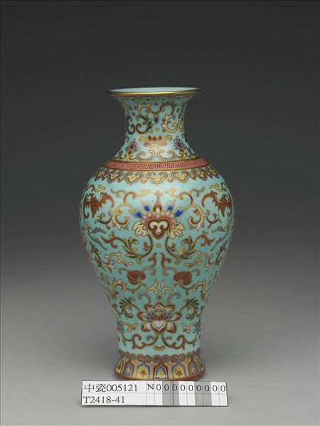 粉彩綠地番蓮紋瓶