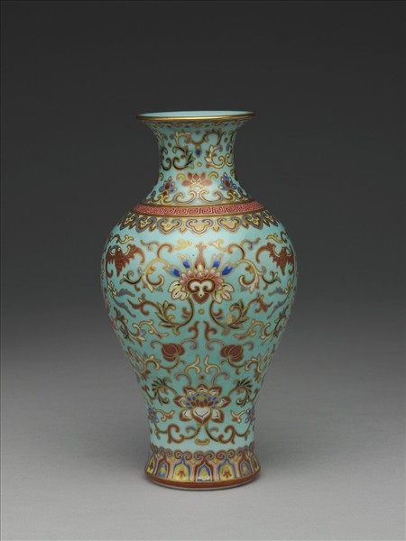 粉彩綠地番蓮紋瓶