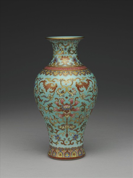 粉彩綠地番蓮紋瓶