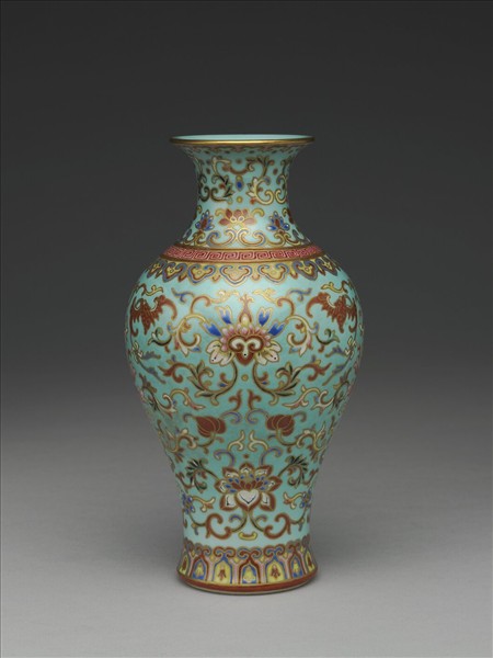 粉彩綠地番蓮紋瓶