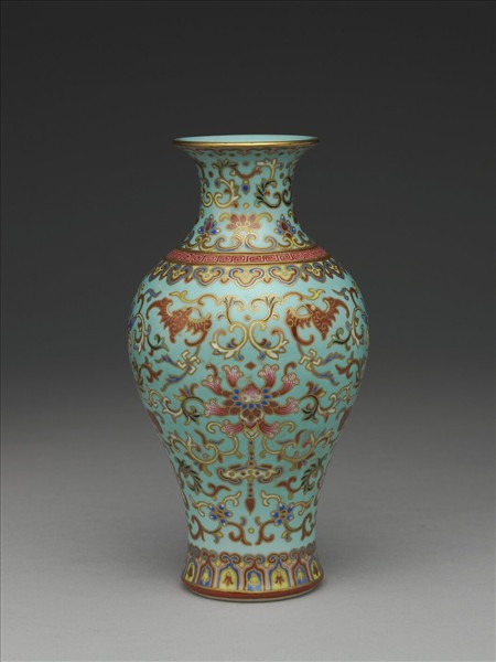 粉彩綠地番蓮紋瓶