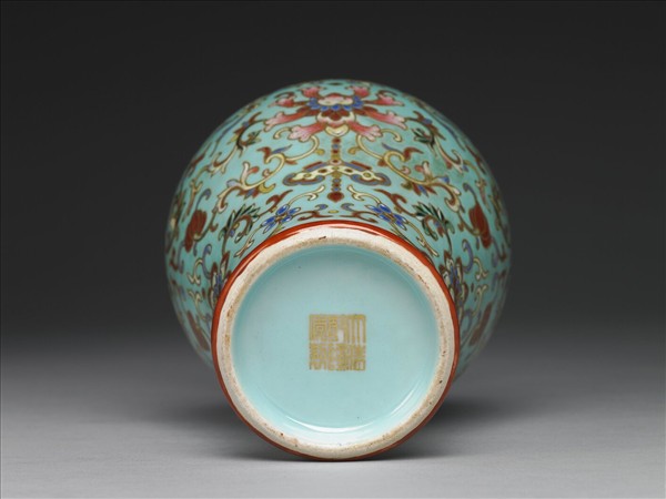 粉彩綠地番蓮紋瓶