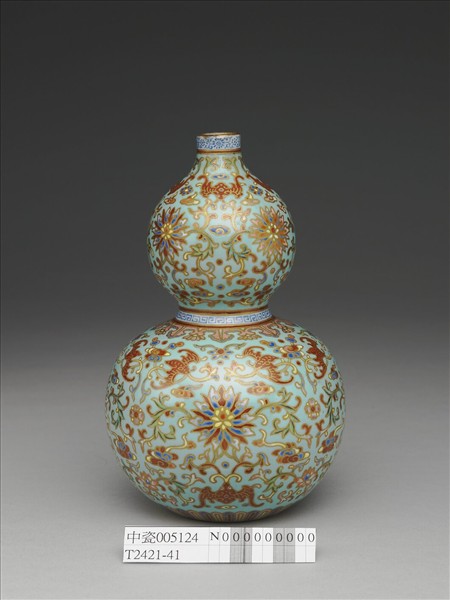 粉彩湖綠地番蓮紋葫蘆瓶