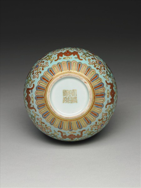 粉彩湖綠地番蓮紋葫蘆瓶