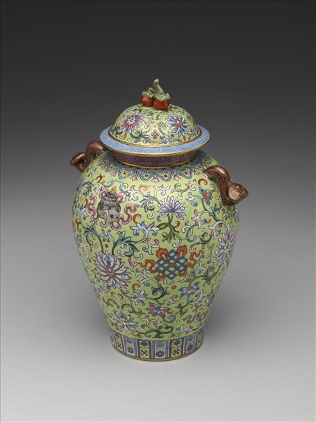 粉彩綠地八寶番蓮紋蓋罐