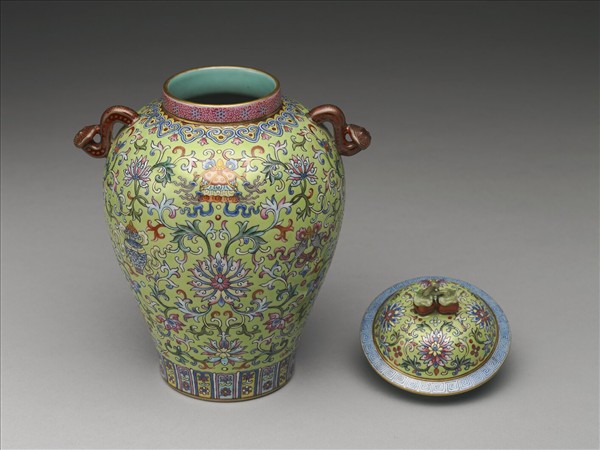 粉彩綠地八寶番蓮紋蓋罐