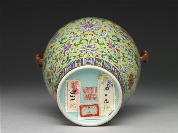 粉彩綠地八寶番蓮紋蓋罐