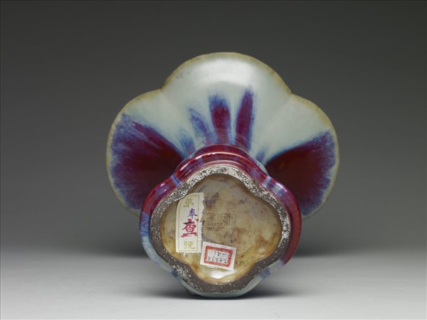 爐鈞釉四瓣花觚