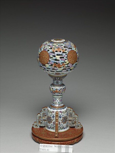 粉彩福壽番蓮紋冠架