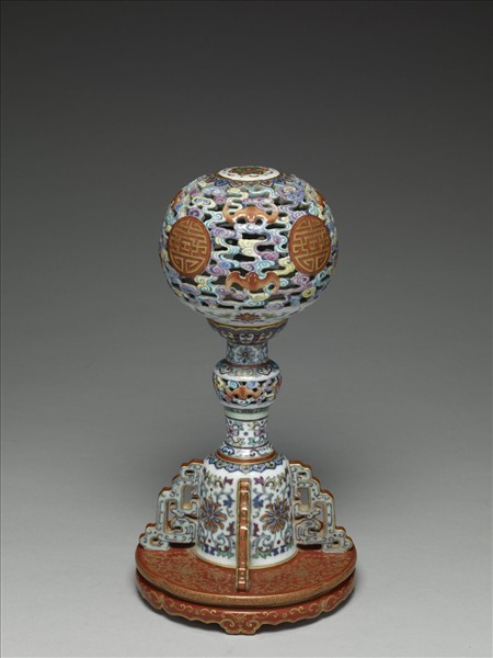 粉彩福壽番蓮紋冠架