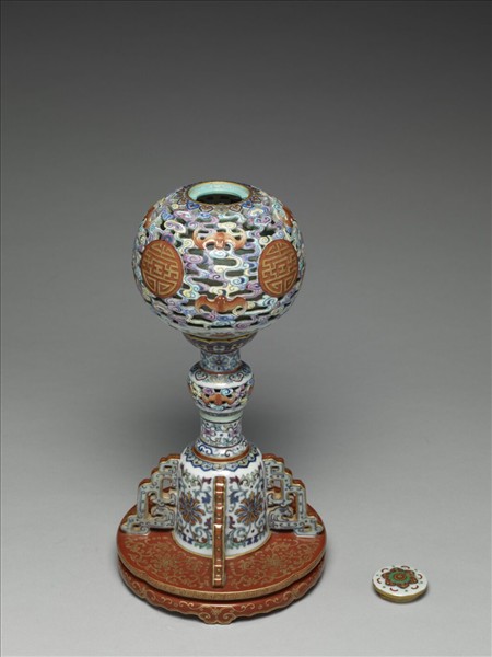 粉彩福壽番蓮紋冠架