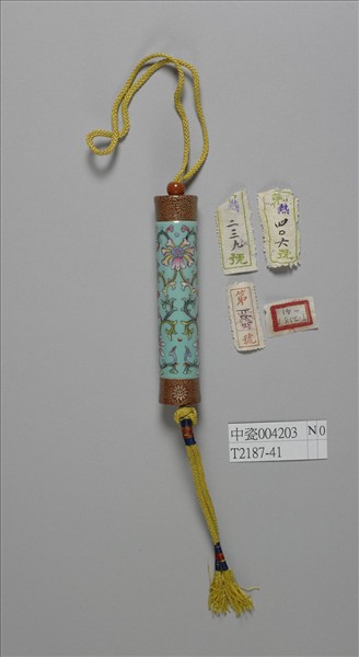 粉彩藍地番蓮紋牙籤筒