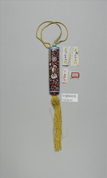 粉彩紅地番蓮紋牙籤筒