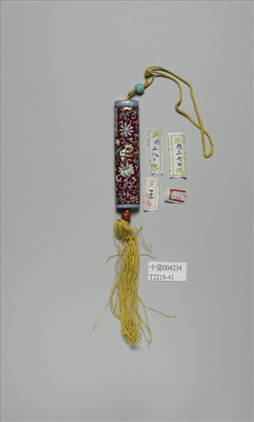 粉彩紅地番蓮紋牙籤筒