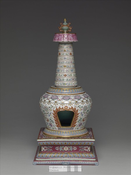 粉彩白地花卉紋塔形龕