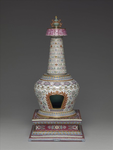 粉彩白地花卉紋塔形龕