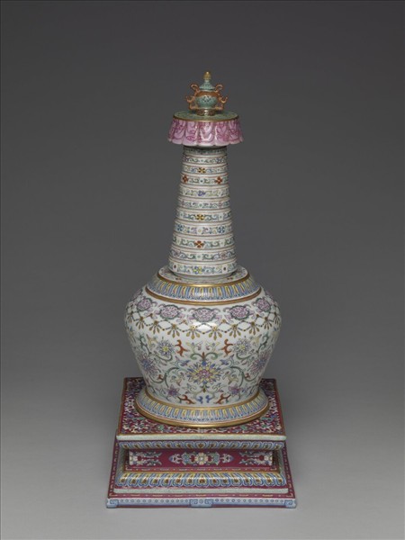 粉彩白地花卉紋塔形龕