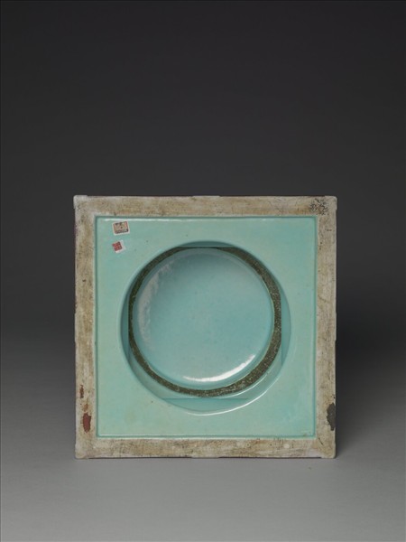 粉彩白地花卉紋塔形龕