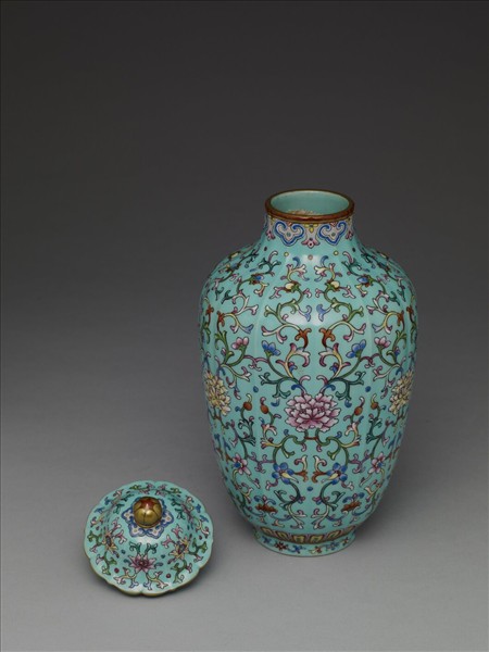 粉彩湖綠地番蓮紋蓋罐