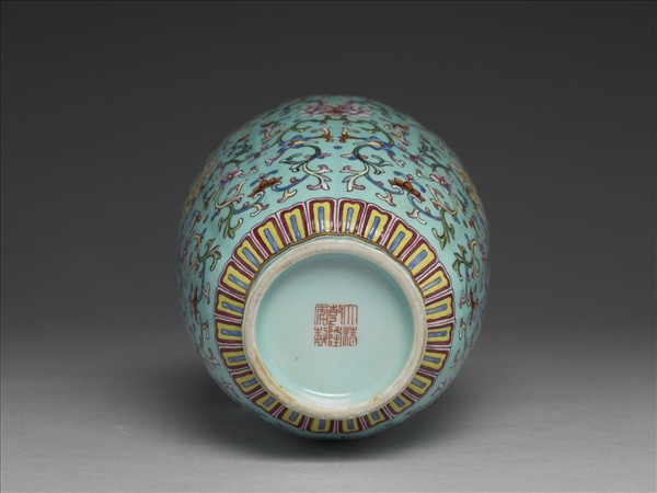 粉彩湖綠地番蓮紋蓋罐