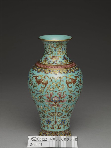 粉彩綠地番蓮紋瓶