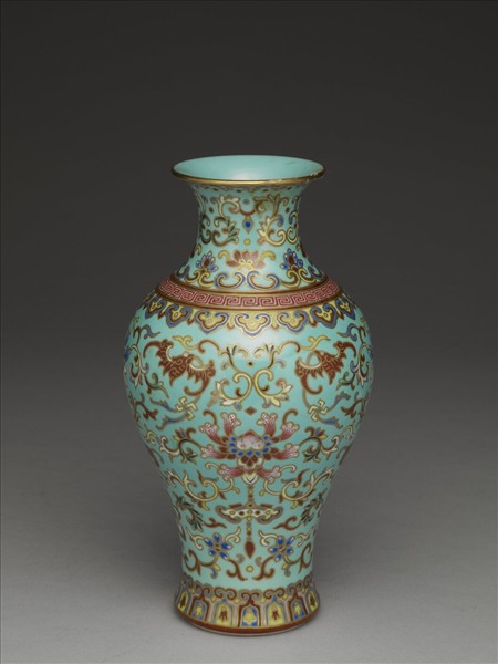 粉彩綠地番蓮紋瓶