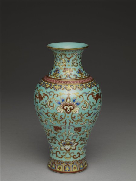 粉彩綠地番蓮紋瓶