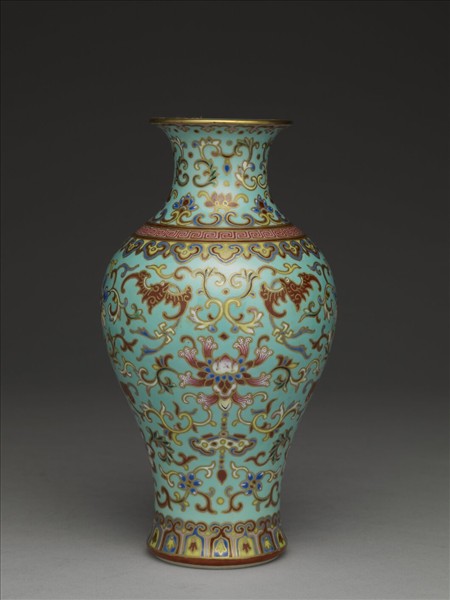 粉彩綠地番蓮紋瓶