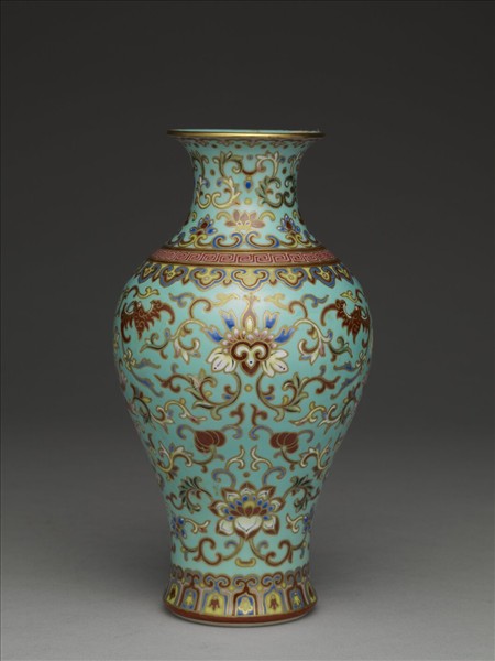 粉彩綠地番蓮紋瓶