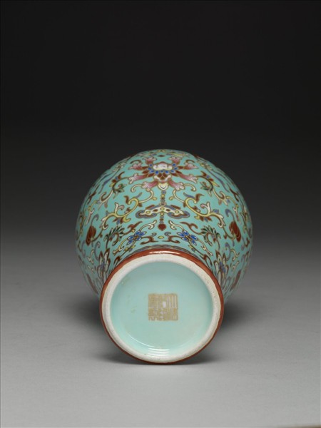 粉彩綠地番蓮紋瓶