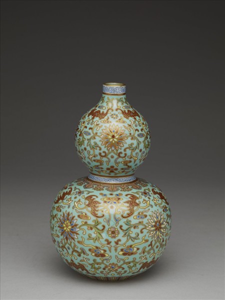 粉彩湖綠地番蓮紋葫蘆瓶