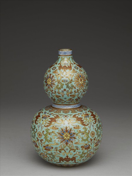粉彩湖綠地番蓮紋葫蘆瓶