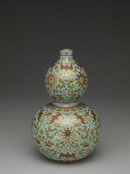 粉彩湖綠地番蓮紋葫蘆瓶