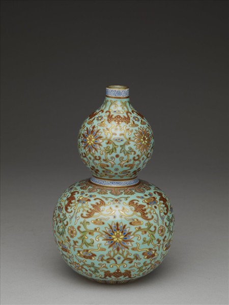 粉彩湖綠地番蓮紋葫蘆瓶