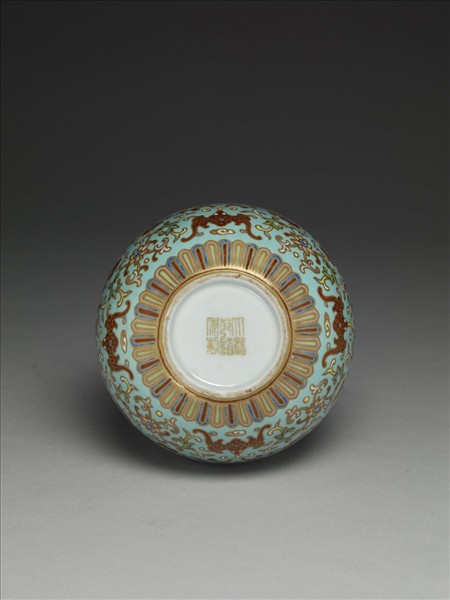 粉彩湖綠地番蓮紋葫蘆瓶