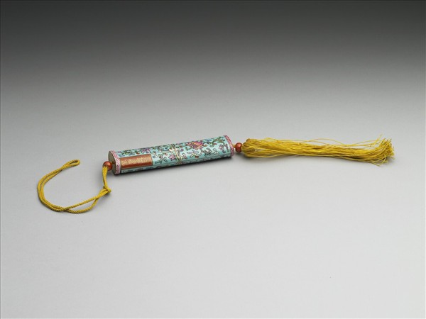 粉彩湖綠地纏枝花卉紋牙籤筒