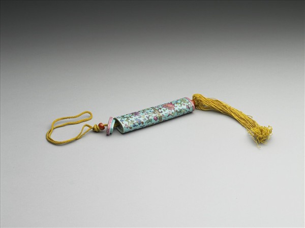 粉彩湖綠地纏枝花卉紋牙籤筒