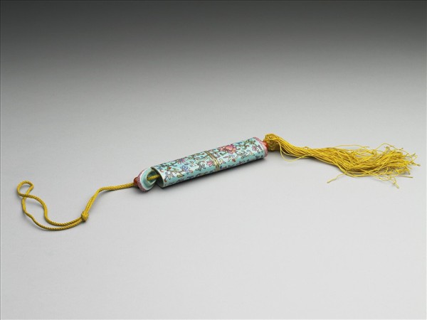 粉彩湖綠地纏枝花卉紋牙籤筒