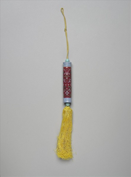 粉彩紅地番蓮紋牙籤筒